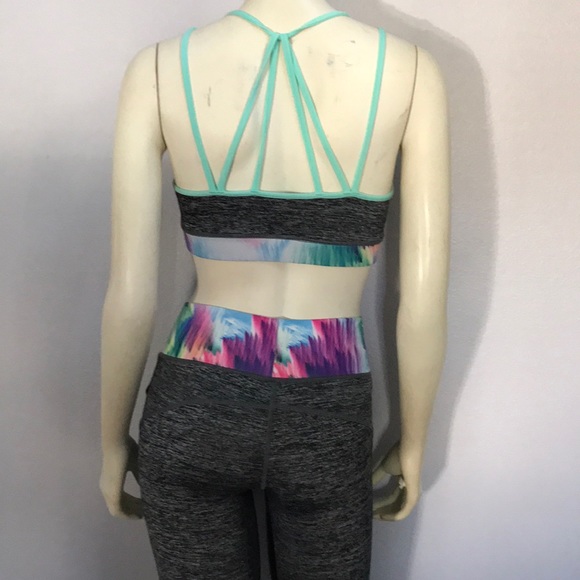 Strappy Sports Bra and Capri Workout Leggings Set - Picture 2 of 8